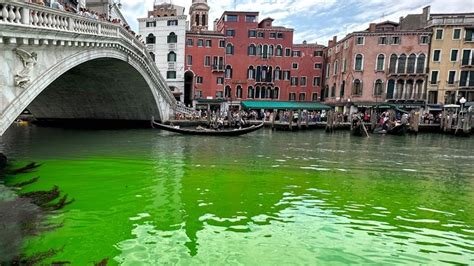 Las autoridades de Venecia investigan la aparición de una mancha de color verde fluorescente en el canal